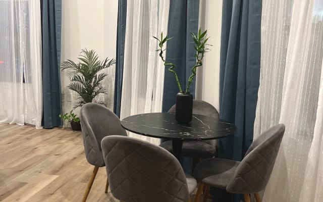 Espace chic et douillet dans un loft urbain moderne