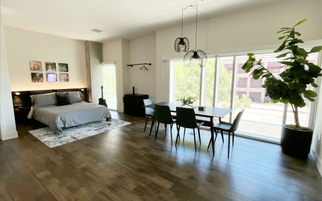 Modern Luxury Apartment Downtown San Diego by Convention Center - Picture 13