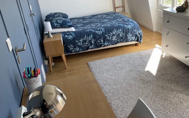 Großes Zimmer mit Aussicht in Schwulen-WG