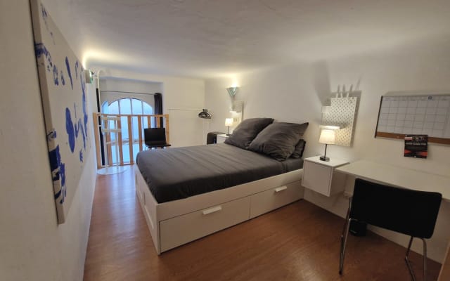 L'annuncio di Christopher su misterb&b - Wide angle shot of loft bedroom 