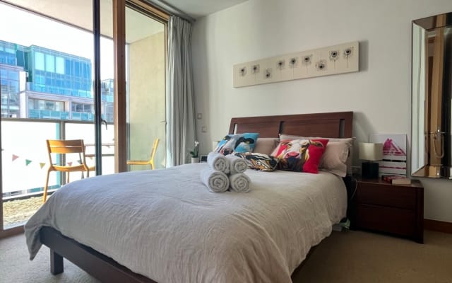 Camera luminosa con bagno privato e balcone nel centro della città