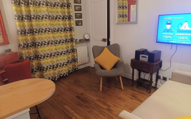 Petit appartement parisien. Au pied de montmartre. Pres métro et gares