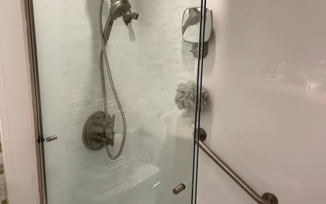 Quarto repousante e elegante numa moradia moderna no coração de Oak...