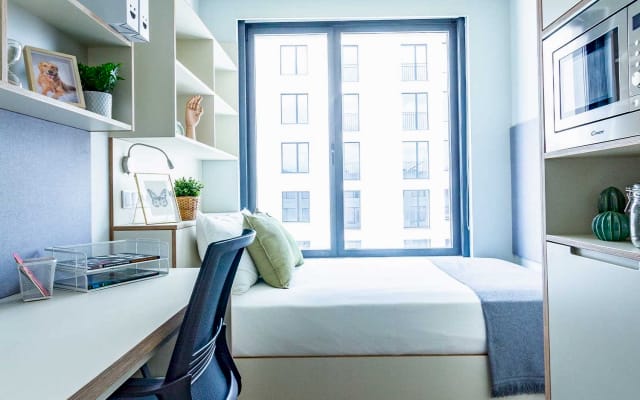 Shared studio, kitchen and bathroom. University area with metro.