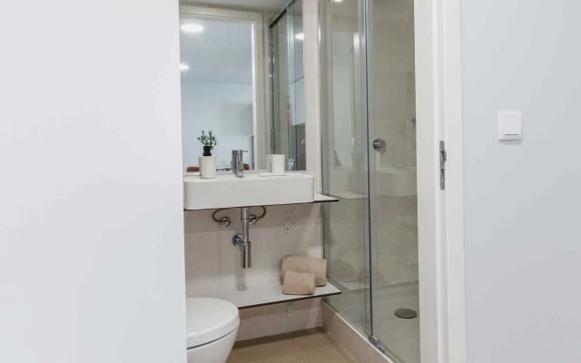 Shared studio, kitchen and bathroom. University area with metro.