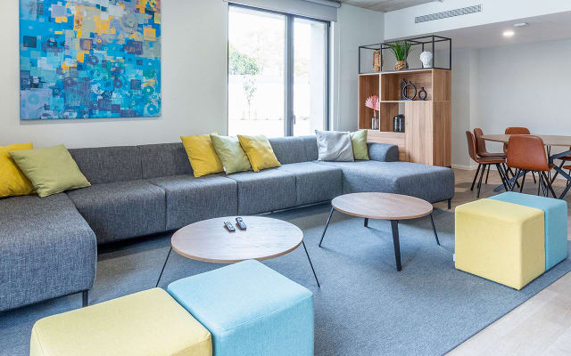 Shared studio, kitchen and bathroom. University area with metro.