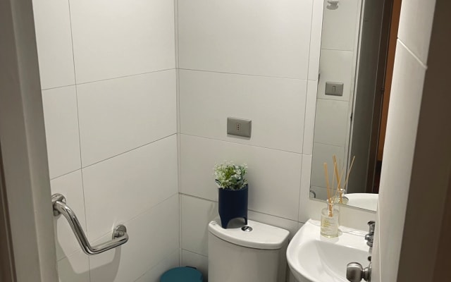 Quarto partilhado em apartamento a 1 quarteirão do metro.
