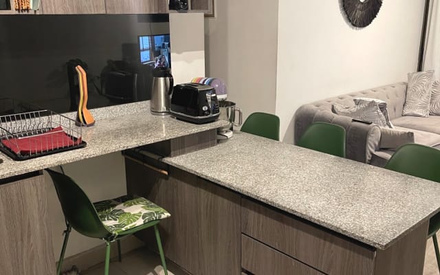 Quarto partilhado em apartamento a 1 quarteirão do metro.