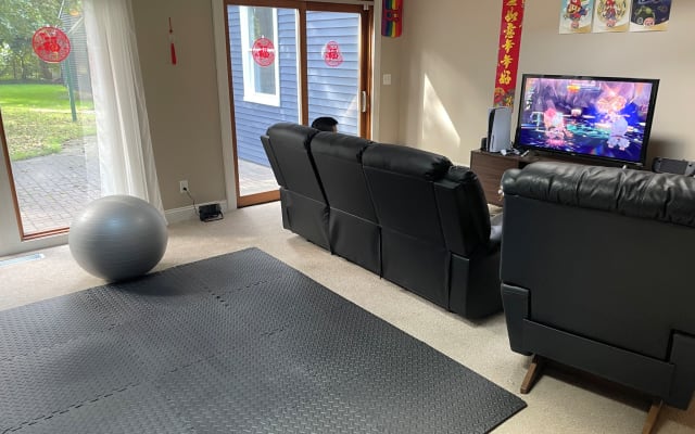 Annonce de Brett sur misterb&b - Den - Yoga and gaming area.