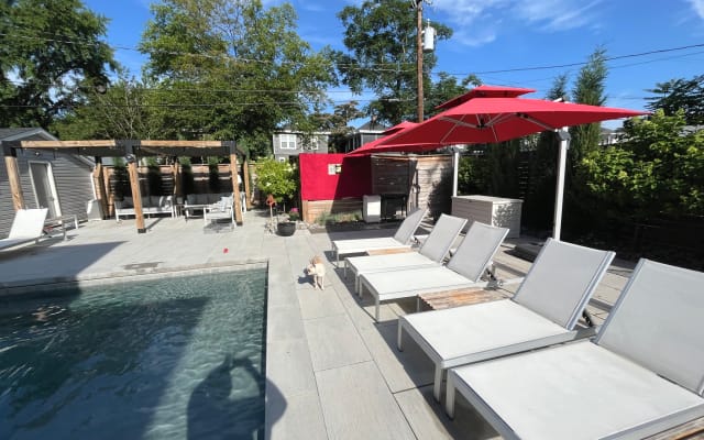 Annonce de Kevin sur misterb&b - Plenty of options to lounge in the professionally landscaped private fenced backyard. Sunny options and shaded options.