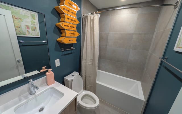 Private, well-appointed studio in Historic Bloomingdale. - Picture 8