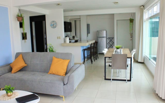 With Pool and Ocean View/Beach/2 Tv's/Netflix