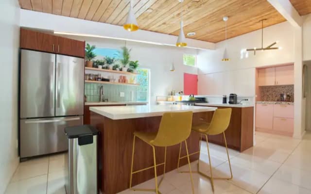 Annonce de Mike sur misterb&b - Fully stocked kitchen for entertaining. Chefs dream!