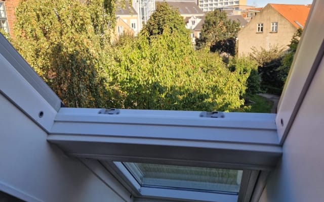 Bella camera nel centro della città, dietro l'edificio abbiamo un...
