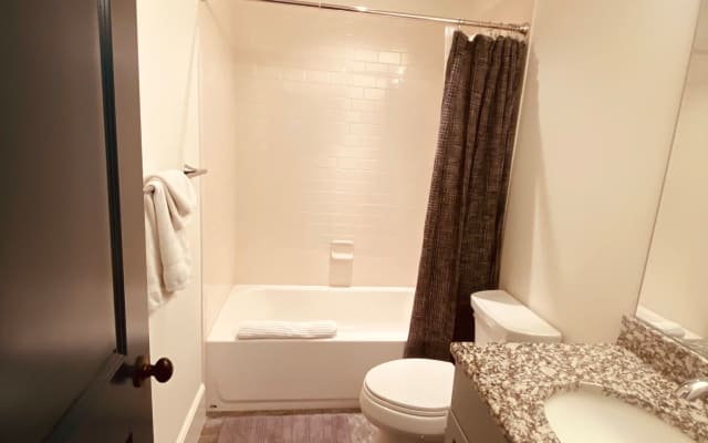 Annonce de John sur misterb&b - Dedicated bathroom.  Sink, toilet, shower with rain shower head and hand shower wand.