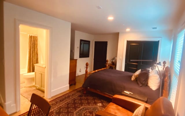 Annonce de John sur misterb&b - Rental room - Door to the left is the access door to the courtyard, double doors = closet.  Full bed, club chair, bathroom is off to the left