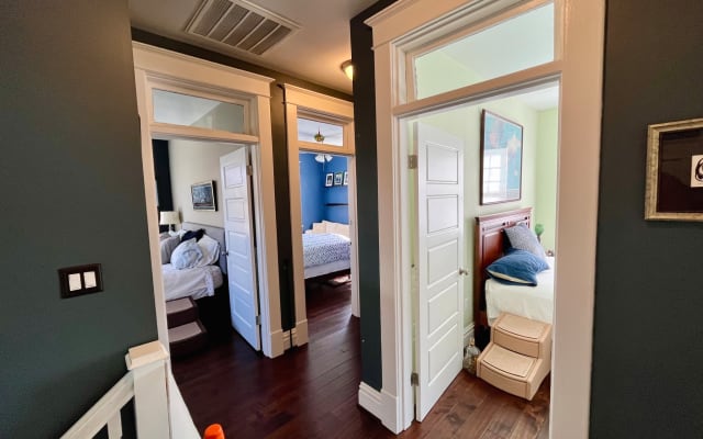 Annonce de Kevin sur misterb&b - 2nd level has 3 bedrooms. King size bed on left, double bed + twin bed in middle, and queen size bed on right. Entire 2nd level is private for guests.