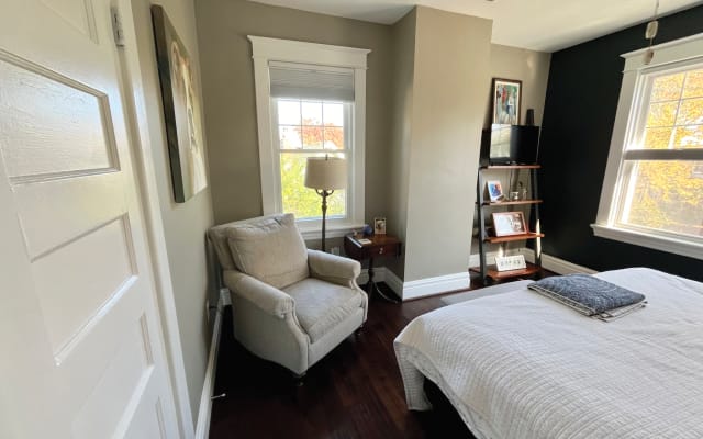 Annonce de Kevin sur misterb&b - Sitting area with Alexa speaker and loads of windows in king bedroom.