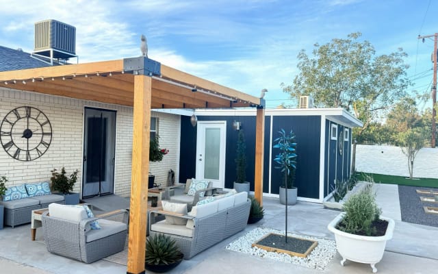 Jerry's listing on misterb&b - Back yard and view of the studio attached to the house. 