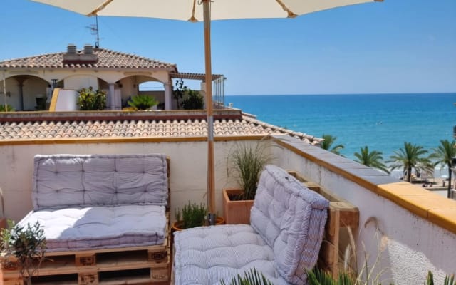 Seafront apartment with rooftop terrace and pool