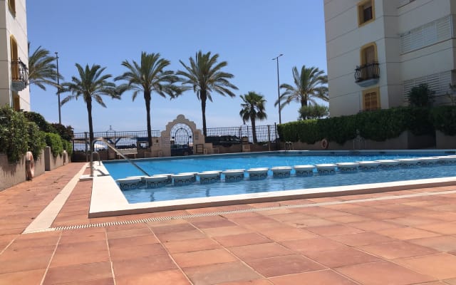 Apartamento en primera línea de mar con terraza en la azotea y piscina - Foto 10