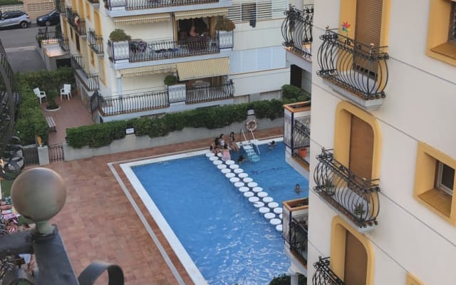 Apartamento en primera línea de mar con terraza en la azotea y piscina - Foto 11
