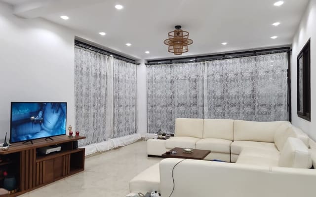 Quarto King Size com casa de banho privativa com duche