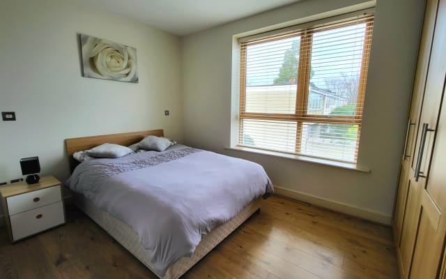 Quarto luminoso com casa de banho privativa numa zona bonita perto do...