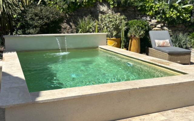 Gästezimmer mit Pool und Parkplatz