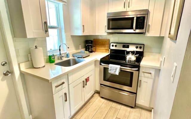 The Oasis, Cozy & Central, Remodeled,, Pool and Parking - Picture 14