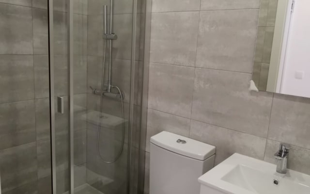 Habitación con balcón y baño privado en Marquês de Pombal