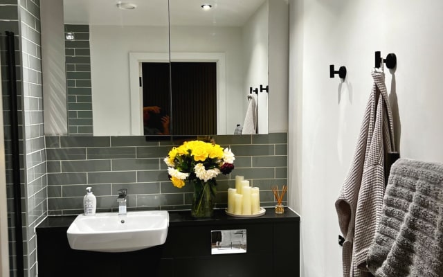 Stylish, cozy and peaceful room in Greenwich. Very friendly host.