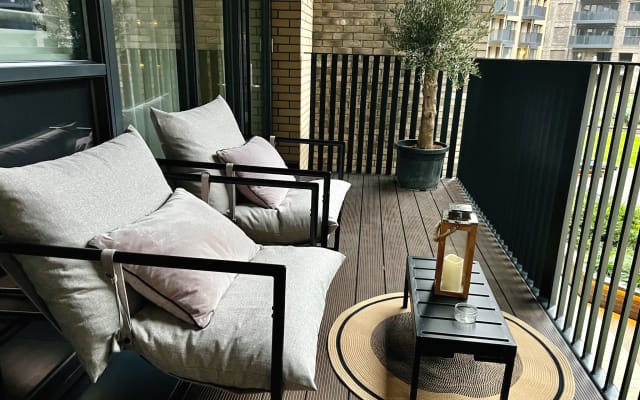 Stylish, cozy and peaceful room in Greenwich. Very friendly host.