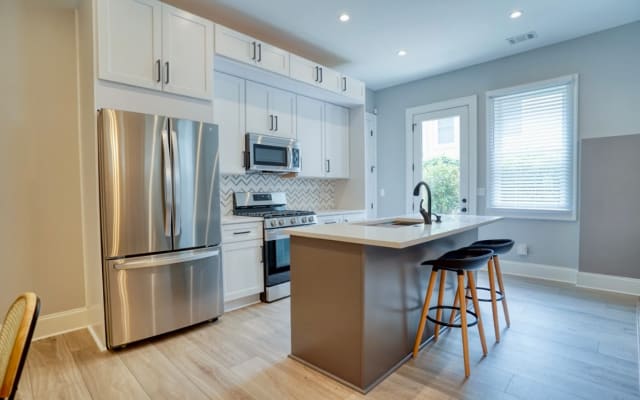Enjoy a Full Kitchen in a Furnished 1-BR near Piedmont Park