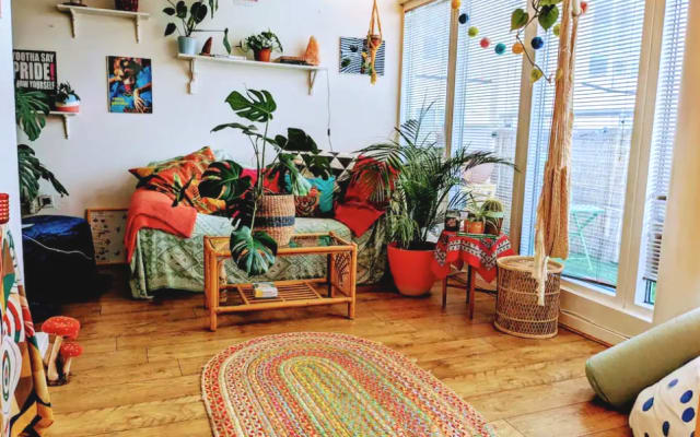 Chambre colorée avec salle de bain dans un penthouse bohème sur les...