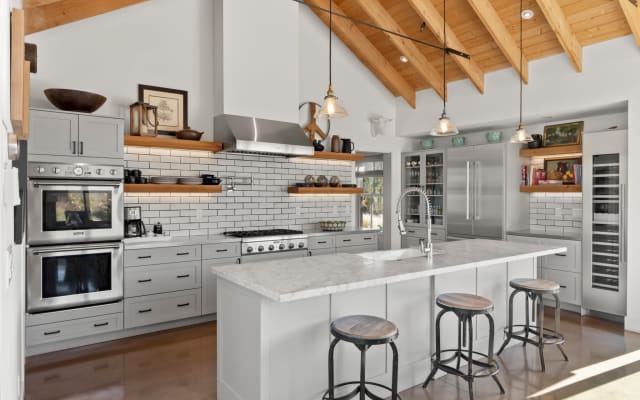 Weinberg-Bauernhaus mit Pool und Pickleball