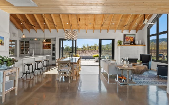 Weinberg-Bauernhaus mit Pool und Pickleball