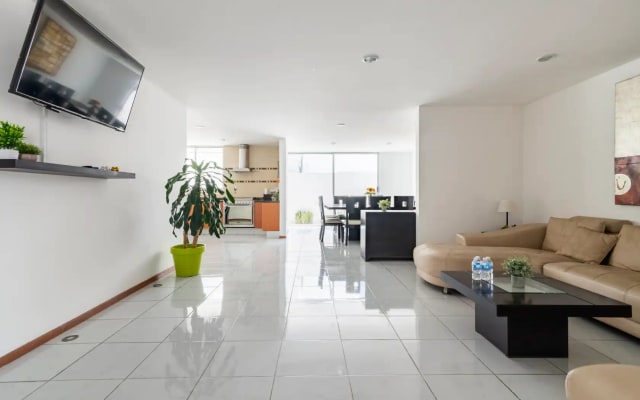 Large, Safe and Comfortable House! Excellent-Location