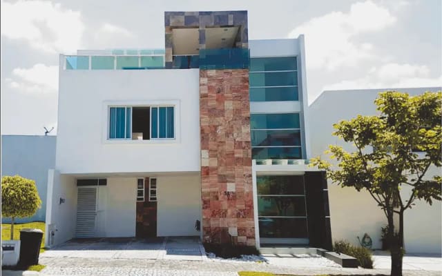 Large, Safe and Comfortable House! Excellent-Location