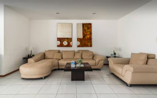 Large, Safe and Comfortable House! Excellent-Location