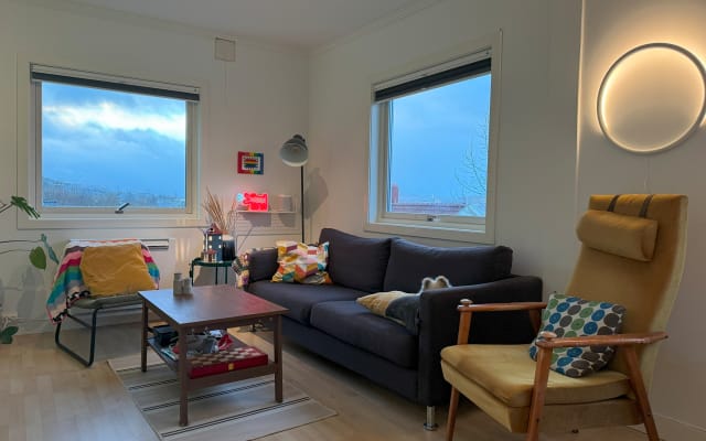 Quarto de hóspedes no nosso acolhedor apartamento perto de Fjellheisen 
