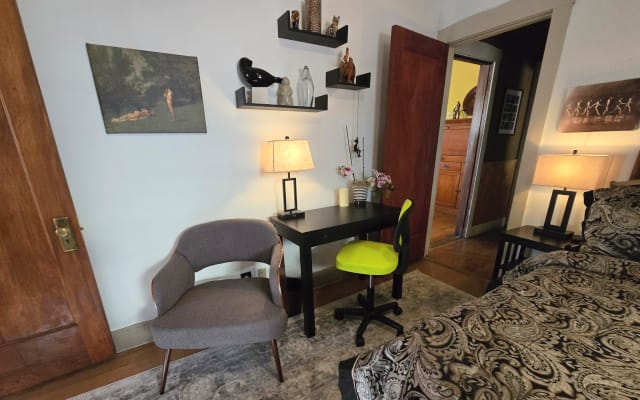 Michaels Inserat auf misterb&b - Desk and comfy chair. Desk extends larger for more space.