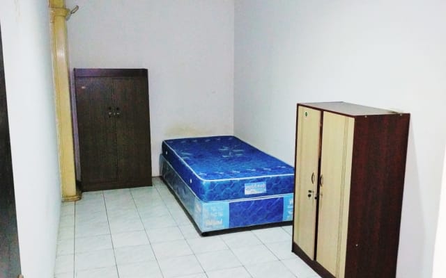 Jakarta City Huge Room for 3-4 people, Friendly City Tour Guide