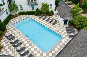 Annonce de John sur misterb&b - Community pool is open May-Oct.  Access requires a fob which I'll make available to you when you're here.
