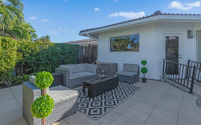 Paradise Luxury Waterfront Villa with Pool & Boat/ Jetski rental
