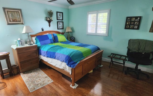 Quiet, quaint neighborhood, large room private bathroom
