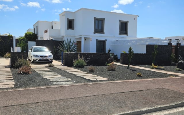 Tony + Luke, vous souhaitent la bienvenue dans notre villa commune.