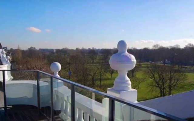 Central character terrace room overlooking Clapham Common