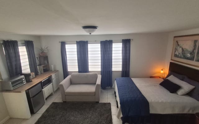 Camera piena di sole a pochi passi dalla vita notturna di Wilton...