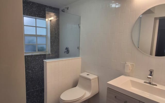 Camera piena di sole a pochi passi dalla vita notturna di Wilton...